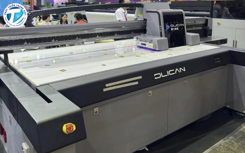Máy in UV đa dạng khổ in giúp bản in sắc nét, có thể in khối lượng sản phẩm lớn